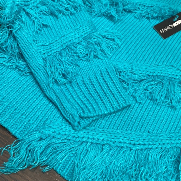 Fashion Nova - cold shoulder/fringed cropped sweater - Picture 3 of 6